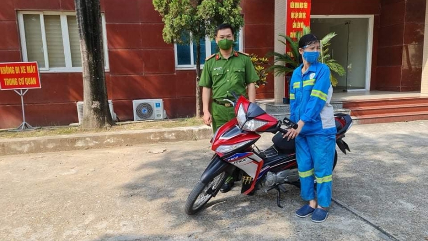 Công an tặng xe máy cho nữ lao công bị cướp ở Hà Nội